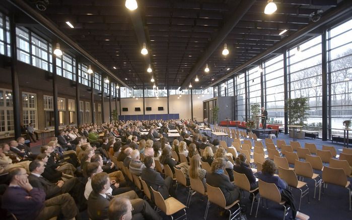 AMERSFOORT – Het Hoornbeeck College in Amersfoort belegde vrijdag een symposium ter gelegenheid van zijn tienjarig bestaan. Thema van de bijeenkomst was de betekenis van de (Nadere) Reformatie voor kerk, gezin, onderwijs en samenleving anno 2008, waarbij 