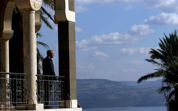 JERUZALEM – De Amerikaanse president George Bush vrijdag bij het Meer van Galilea. Hij bezocht de Kerk van de Zaligsprekingen op de plaats waar Jezus de Bergrede zou hebben gehouden (Mattheus 5 7). De Amerikaanse president bezocht ook Kapernaum, waar Jezu