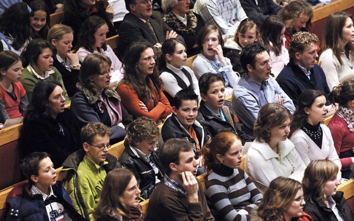 VEENENDAAL – In de Veenendaakse Adventkerk zijn zaterdag de eerste regionale opbrengsten van de actie ”Toekomst voor de kerk” van de Jeugdbond Gereformeerde Gemeenten bekendgemaakt. Het streefbedrag van 400.000 euro lijkt ruimschoots te worden gehaald. Fo