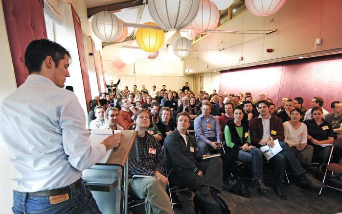 UTRECHT – „Vaak is onze aanpak ingewikkelder dan die van Jezus”, stelde Ronald van der Molen, gemeentestichter in De Lier, zaterdag in Utrecht. „Het zou goed zijn om als gemeentestichter alleen dingen te doen die een christen van één week oud ook kan. Die