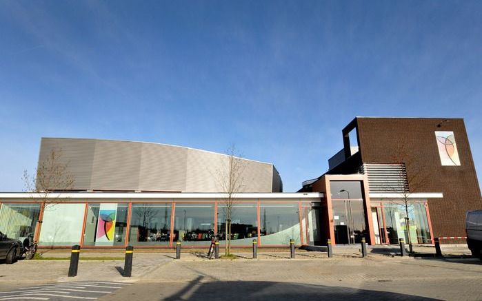 HOUTEN – Burgemeester C. H. J. Lamers heeft zaterdag De Lichtboog, het nieuwe kerkgebouw van de Nederlands gereformeerde kerk in Houten, geopend. Foto Erik Kottier