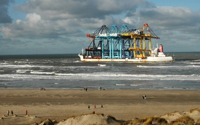 ROCKANJE – Het Chinese vrachtschip Zhen Hua 10 zit al sinds de nacht van vrijdag op zaterdag vast voor de kust bij de Maasvlakte. Verschillende pogingen om het met containerkranen geladen schip vlot te trekken, zijn de afgelopen dagen mislukt. Foto: Roel 