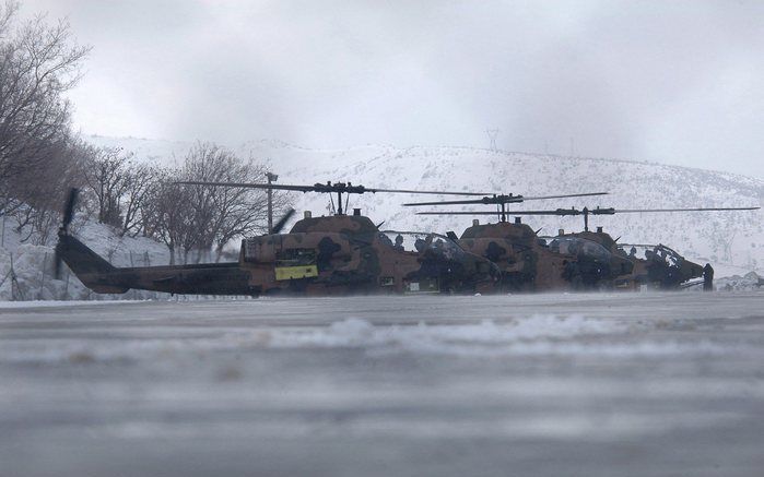 Duizenden militairen op de grond krijgen luchtsteun van straaljagers en gevechtshelikopters. Foto EPA