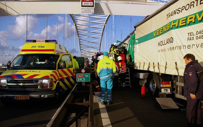 Een enorma ravage maandag na een kettingbotsing op de A27 met enkele vrachtauto's. Foto ANP