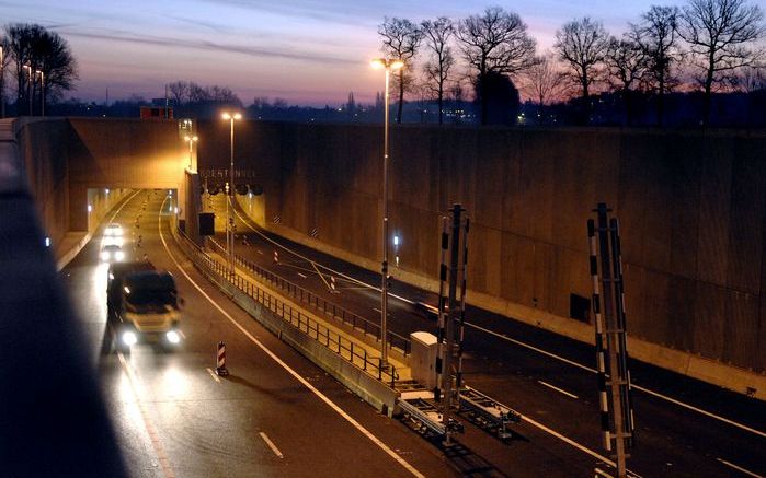 ROERMOND (ANP) – Bij de nadering van een te hoge vrachtwagen bij de Roertunnel sprongen de lichten woensdag weliswaar op rood, maar na de vrachtauto negeerden automobilisten massaal deze poging tot afsluiting van de tunnel. Foto ANP