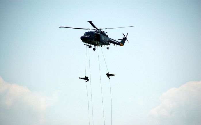 WEZEP – Tijdens de Landmachtdagen in Wezep vorig jaar juni kwam een militair om het leven. Justitie vervolgt een 39 jarige boordwerktuigkundige voor dood door schuld. Foto: de Lynxhelikopter vlak voor het ongeval. Foto RD