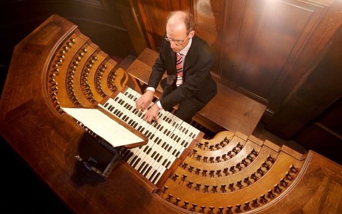 Peter Eilander aan het orgel van de Saint Sulpice in Parijs. „Als ik de vijfde sonate van Guilmant heb gespeeld, met het machtige ”Choral et Fugue” aan het slot, dan past daar naar mijn gevoel niets meer achter. Geen 146 van Jan Zwart, maar ook geen 68 va