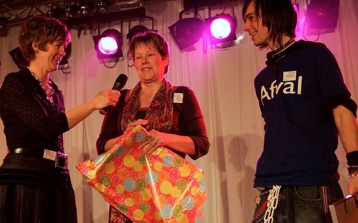 Guurtje Leguijt (m) wint de publieksprijs Christelijk Boek 2008. Foto Sjaak Verboom