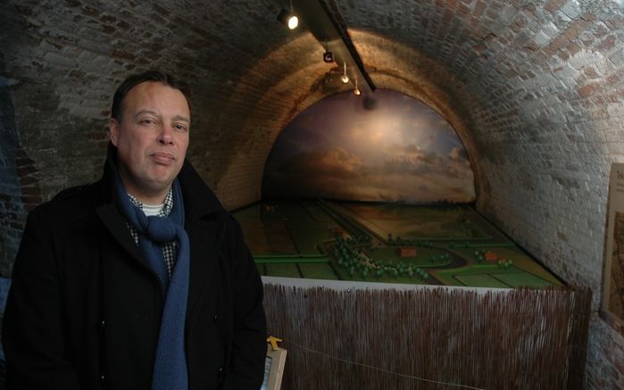 NAARDEN – Een heel effectief verdedigingsmiddel, zo noemt directeur Bas Kreuger van het Nederlands Vestingmuseum de Hollandse Waterlinie. „Soldaten konden niet meer zien waar ze liepen en zwaar materieel kwam hopeloos vast te zitten.” Vandaag opent het mu