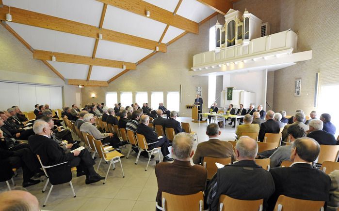 NIJKERK – In Nijkerk werd zaterdag de landelijke ambtsdragersconferentie van de Christelijke Gereformeerde Kerken gehouden. Ds. J. Jonkman uit Drachten sprak over de betekenis van de meerdere vergaderingen, waaronder de synode, en de daar genomen besluite