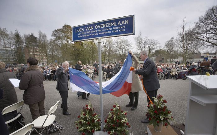 LEUSDEN – Op de locatie van het vroegere concentratiekamp Amersfoort onthulden de ex gedetineerden Van Hasselt (l.) en Kats de nieuwe naam van de weg langs het kamp: Loes van Overeemlaan. Het is een eerbewijs aan de Rode Kruisfunctionaris die zich inzette