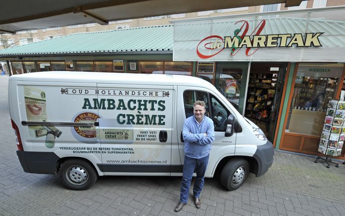 HUIZEN – Maarten Jan Drent (op de foto bij een van zijn twee winkels in Huizen) zocht een nieuwe uitdaging. „Het idee ontstond toen een klant vroeg naar een natuurlijke handcrème, maar dan minder vet dan wat er bestond.” Inmiddels zijn er in Nederland hon