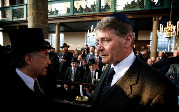 In de Esnoga, de Portugese Synagoge in Amsterdam, had maandag een bijzondere synagogedienst plaats in het kader van zestig jaar Israël. Tot de aanwezigen behoorden onder anderen de ministers Donner (foto) en Hirsch Ballin. Foto’s Sjaak Verboom