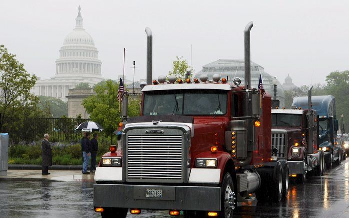 WASHINGTON – Truckers reden gisteren langs het Capitool tijdens een protesttocht tegen de hoge brandstofprijzen in hun stad. De gemiddelde prijs in de VS voor een gallon diesel (3,79 liter) is ongeveer 4,24 dollar. Dat komt neer op een prijs van 0,72 euro