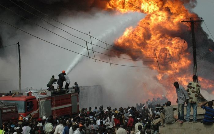 De explosie van een pijpleiding in de West-Nigeriaanse stad Lagos heeft aan zeker honderd mensen het leven gekost. Dat heeft een reddingswerker vanuit de kustplaats laten weten. Foto ANP