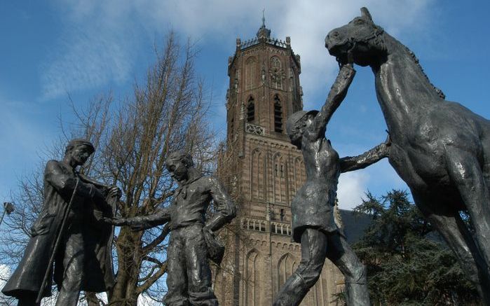 ELST – De Grote Kerk in Elst. Archeologen van de Vrije Universiteit in Amsterdam hebben vastgesteld dat de plek waarop de kerk staat minder lang een religieuze functie heeft gehad dan altijd werd aangenomen. Foto Nationale Beeldbank