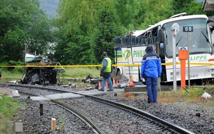 ALLINGES - Een botsing tussen een trein en een schoolbus heeft maandag in Frankrijk aan zeker zes kinderen het leven gekost. Foto ANP