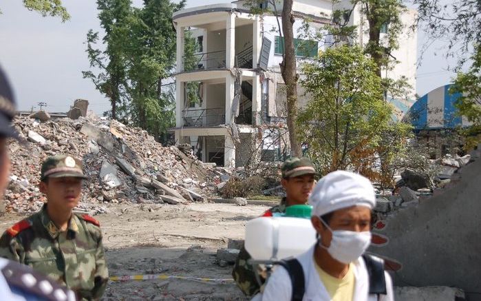 DUJIANGYAN – Het terrein van de middelbare school Juyuan in Dujiangyan is door politie en leger hermetisch afgesloten. Foto Erwin Tuil