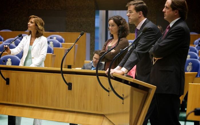 DEN HAAG – Tweede-Kamerleden verdrongen zich donderdagmorgen voor de microfoon tijdens een debat over embryoselectie. V.l.n.r. Kant (SP), Halsema (GroenLinks), Rutte (VVD) en Pechtold (D66). Foto's Sjaak Verboom