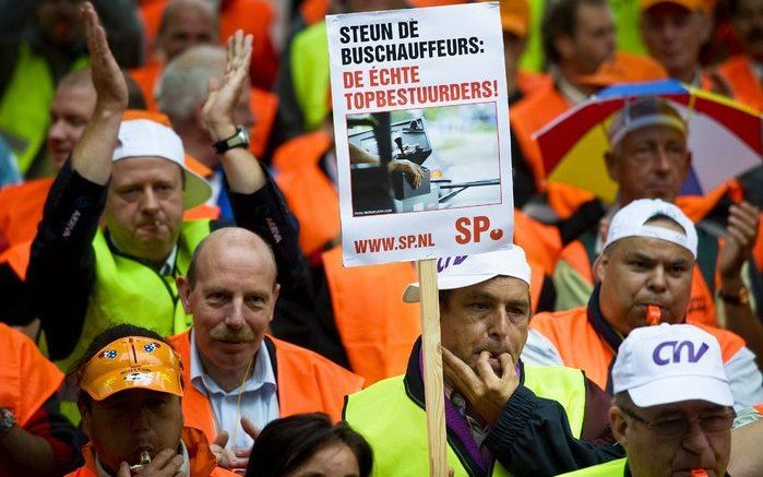 De reizigers in het streekvervoer hebben het helemaal gehad met de staking van buschauffeurs, die vrijdag de zesde dag ingaat. Rover, de belangenorganisatie van ov-gebruikers, kondigde donderdag een gang naar de rechter aan. Foto ANP