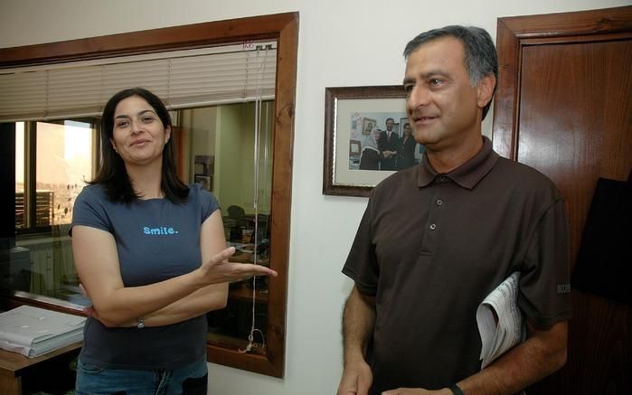 Maysoun (l.) en Raf Gangat in de studio van vredesradio 93.6 RAM FM in Ramallah. Foto Alfred Muller