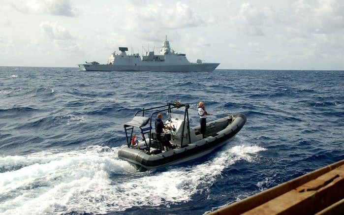 MOMBASA – Een snelle rubberboot van de Koninklijke Marine vaart voor de kust van Somalië. Het Nederlandse fregat, Hr. Ms. Evertsen, beveiligt met 196 manschappen drie maanden lang de VN voedseltransporten tussen Mombasa (Kenia) en het Somalische Mogadishu