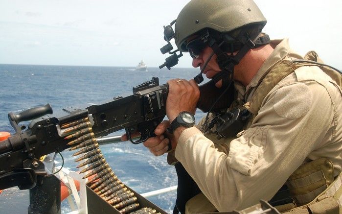 Sergeant Mike van de special forces van de marine beschermt het VN schip Fade 1 tegen piraterij. Foto’s RD