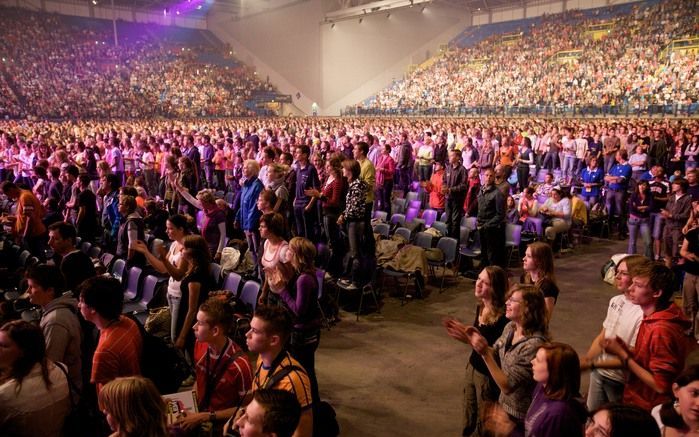 ARNHEM &#61559;– De Evangelische Omroep organiseerde zaterdag de 34e EO Jongerendag, met als thema: ”ondersteboven”. De jongerendag trok ongeveer 27.000 bezoekers, 7000 minder dan vorig jaar. Foto: Sjaak Verboom