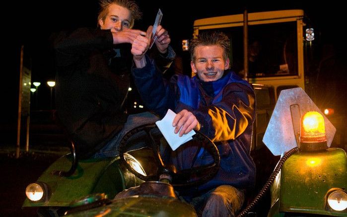 LEEUWARDEN - CDA-parlementariër De Rouwe wil dat jongeren tot hun 18e niet op zware tractors mogen rijden. Jongeren onder de 18 zouden nog niet goed kunnen omgaan met het inschatten van risico’s die de massieve tractoren met zich meebrengen, stelde De Rou