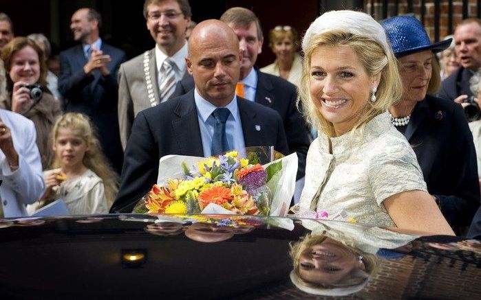 UTRECHT – Prinses Máxima vertrekt zaterdagmiddag bij de Jacobikerk in Utrecht. De prinses was in Utrecht om het jubileumboek van de Raad van Kerken, ”Waakvlam van de Geest”, in ontvangst te nemen. Het is dit jaar veertig jaar geleden dat de Raad van Kerke