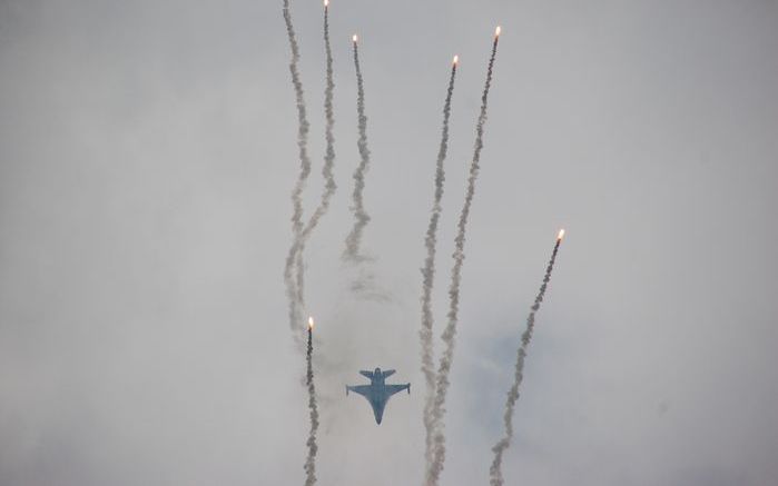 LEEUWARDEN – Een F-16 schiet een aantal ”flares” af tijdens de open dagen van de Koninklijke Luchtmacht in Leeuwarden. De hittefakkels moeten warmtezoekende raketten misleiden. De luchtvaartshow trok vrijdag en zaterdag in totaal 165.000 bezoekers. - Foto