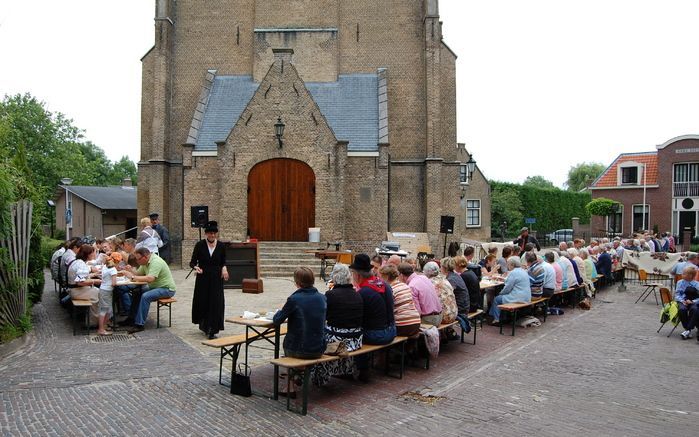 GOUDERAK – Rond de 350 jarige hervormde kerk van Gouderak dineerden zaterdag ruim 130 mensen aan lange tafels. Het menu bestond uit oud Hollandse gerechten, zoals erwtensoep en hutspot. Het diner heeft 1500 euro opgebracht. Dit bedrag is bestemd voor de r