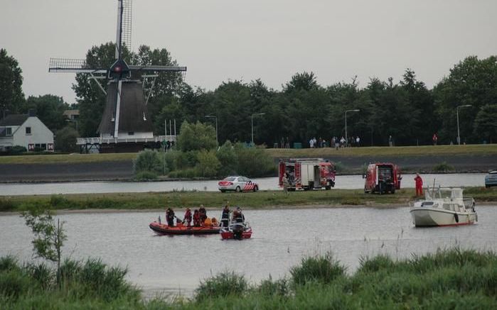 IJSSELMUIDEN – Brandweerduikers zoeken sinds dinsdagavond in een zijarm van de IJssel bij IJsselmuiden naar een 80-jarige man uit Zwartsluis. Die sloeg aan het begin van de avond overboord van zijn plezierjacht, rechts op de foto. Een schipper van een nab