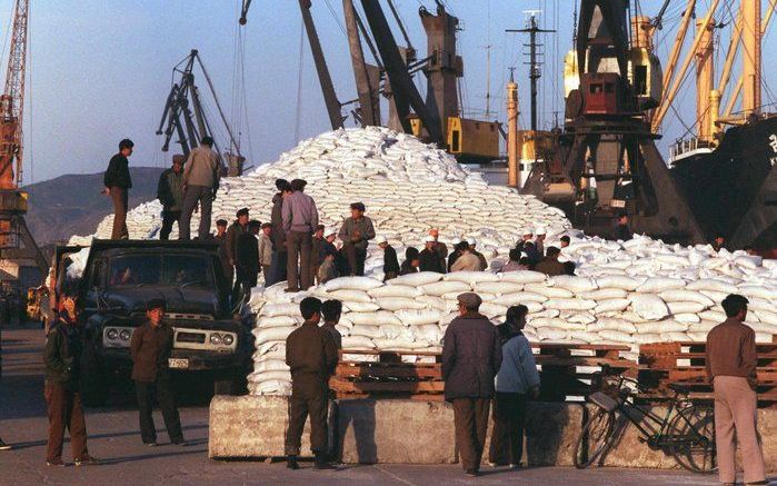 Havenarbeiders in de Noord Koreaanse stad Hungham hebben hun handen vol aan het uitladen van een grote hoeveelheid graan, dat met een Amerikaans transport is verscheept naar Noord Korea. Deze week begonnen de Amerikanen weer met zulke voedseltransporten. 