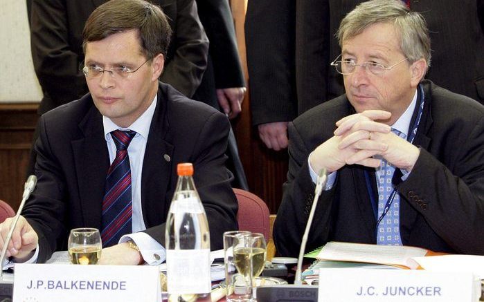 BRUSSEL - Premier Balkenende (L) en de Luxemburgse premier Jean-Claude Juncker (R) tijdens een bijeenkomst van de Europese Raad in Brussel. Foto ANP