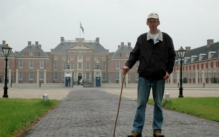 APELDOORN – De Apeldoornse initiatiefnemer Aalt van de Glind is enthousiast over de reacties op de langeafstandswandelroute de Koninklijke Weg. „We denken zelfs na over verlenging van de route naar het noorden, waar de Friese Oranjes hun thuis hadden.” Fo