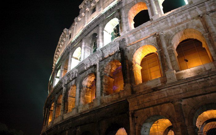 ROME - Eten en drinken bij beroemde monumenten in de Italiaanse hoofdstad is tot oktober verboden. Volgens het stadsbestuur zijn de maatregelen nodig om de vele monumenten uit de Oudheid te beschermen, onder meer tegen de vele toeristen die de stad aantre