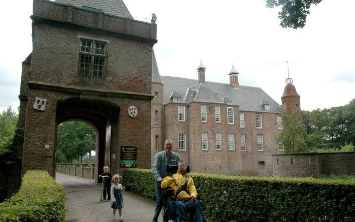 OUD-ZUILEN - Met de rolstoel over de toegangsweg naar Slot Zuylen gaat nog wel. Lastig wordt het bij het grind voor de ingang: daar is bijna geen doorkomen aan. Foto RD