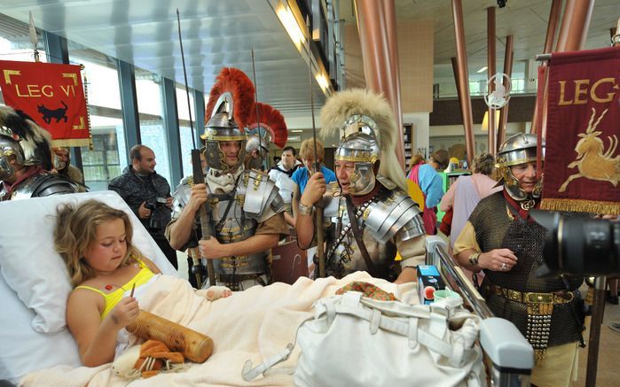 UTRECHT – Romeinse soldaten uit themapark Archeon uit Alphen aan den Rijn bezochten vanmorgen het Wilhelmina Kinderziekenhuis in Utrecht. Patiëntjes konden uitrustingsstukken van de militairen bewonderen. De soldaten maakten een ronde om het gebouw en bez