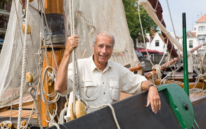 ZIERIKZEE – Frans Jansen op zijn boot, ”De Vrouw Adriana”, in de museumhaven van Zierikzee. Foto Wim van Vossen jr.