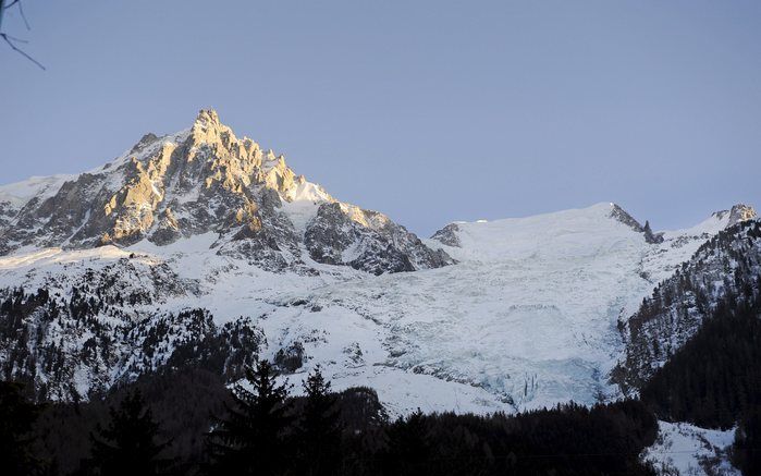 GRENOBLE – Een lawine op het massief van de Mont Blanc zondagochtend heeft aan acht mensen het leven gekost. De slachtoffers zijn vier Duitsers, drie Zwitsers en een Oostenrijker. Acht anderen, Fransen en Italianen, konden worden gered. Dat heeft de Frans