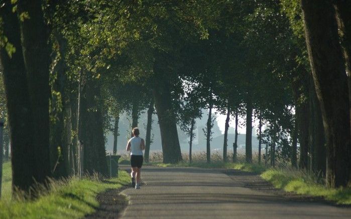 KAMPEN – Een vroege hardloper dinsdagmorgen op de Zwartendijk, een oude zeedijk in het buitengebied van Kampen. Als plannen van het gemeentebestuur doorgang vinden, worden er na 2020 woningen gebouwd in dit gebied. Een actiegroep vanuit de bevolking verze