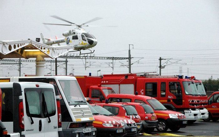 COQUELLES - Een reddingshelikopter landt bij de ingang van de Eurotunnel in Coquelles, Frankrijk. Foto EPA