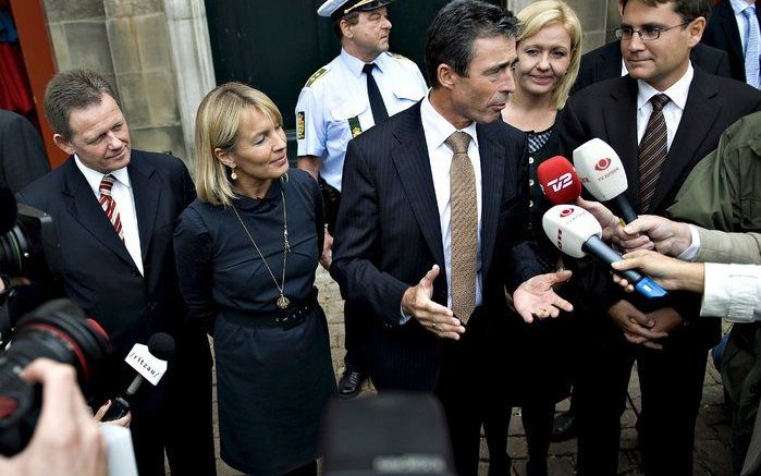 Premier Anders Fogh Rasmussen (derde van links) van Denemarken praat met de pers. Foto EPA