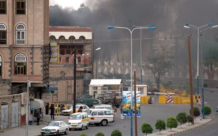 Rook stijgt op van de ambassade in Sanaa, Jemen, nadat een autobom is ontploft. Foto EPA