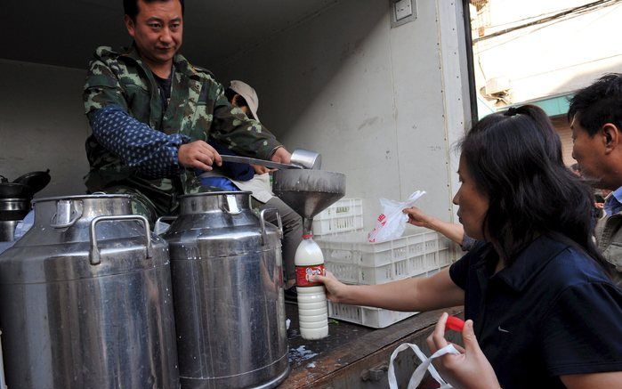 SHENYANG – Langs de kant van de weg in de Noord Chinese stad Shenyang verkopen plaatselijke boeren verse melk. Uit angst voor melaminebesmetting halen veel Chinezen hun zuivel liever direct van de boerderij in plaats van hun producten in de supermarkt te 