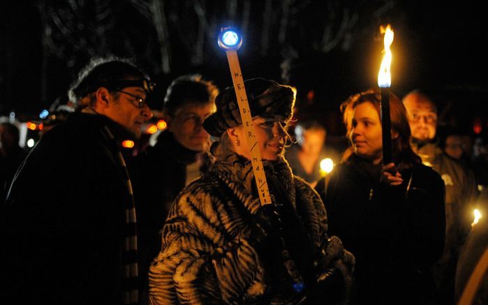 Bij de gevangenis in Nieuwersluis wordt begin 2008 een lichtjestocht voor Lucia de B. gehouden. Het comité vindt dat De B. onrecht is aangedaan. Foto ANP