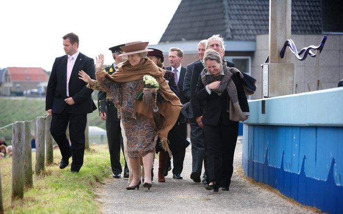 Koningin Beatrix tijdens haar werkbezoek gisteren in Zeeuws-Vlaanderen. Foto Sjaak Verboom