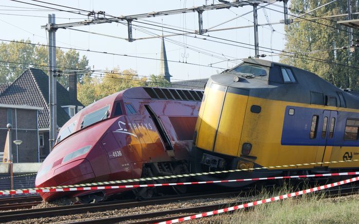 GOUDA – Een Thalyshogesnelheidstrein botste zaterdagmorgen iets na elven op een intercity vlak bij het station van Gouda. De Thalys was onderweg van Amsterdam naar Parijs en werd omgeleid via Gouda omdat er tussen Den Haag en Rotterdam geen treinverkeer m