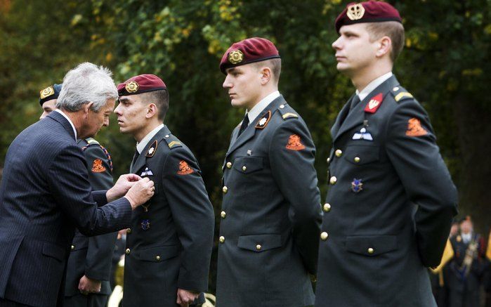 ARNHEM - Minister Van Middelkoop heeft donderdag in Arnhem dapperheidsonderscheidingen uitgereikt aan vijf militairen van de Task Force Uruzgan. Foto's ANP